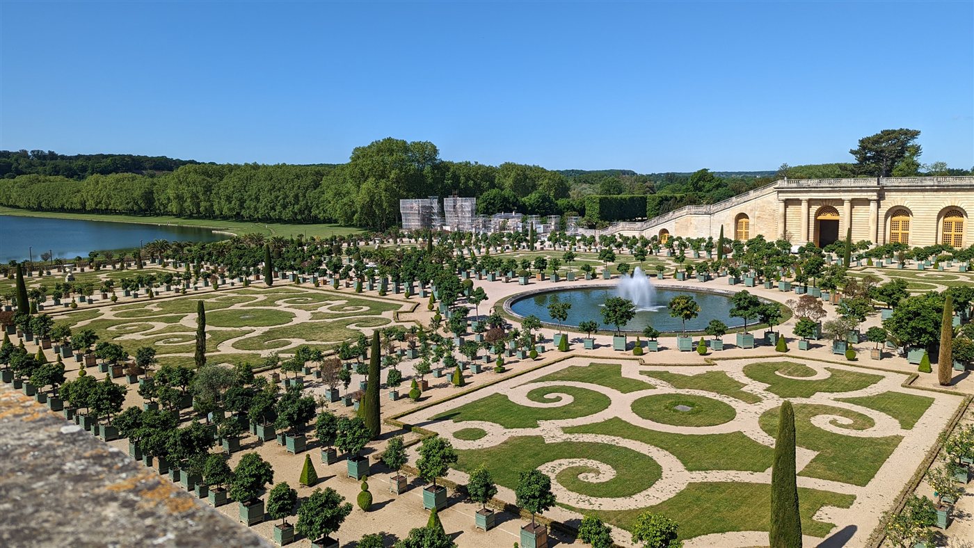 Vue aérienne du jardin de Versailles — symétrie et géométrie végétale
