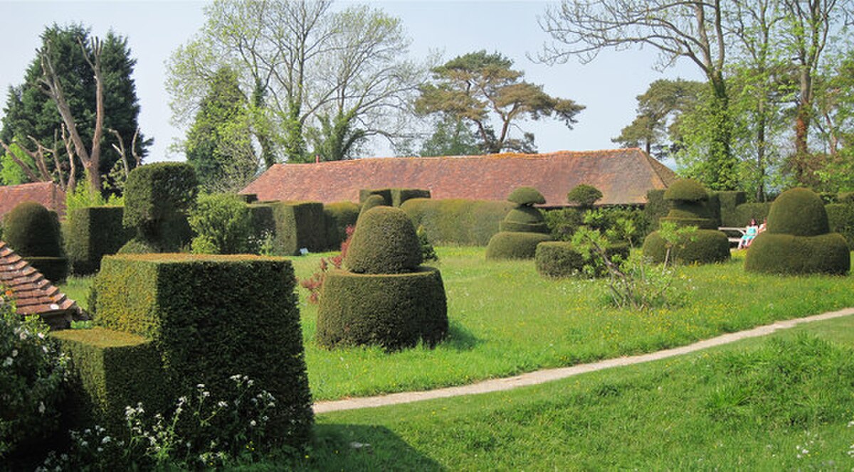 Great Dixter — jardin de topiaires multiples, cônes et sphères taillés